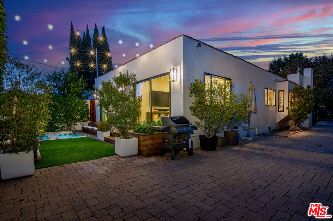 743 North June Street Los Angeles, CA 90038 - Photo 27 of 38 a living room with furniture