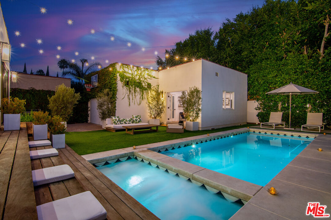 743 North June Street Los Angeles, CA 90038 - Photo 28 of 38 a view of a patio with chairs and a table