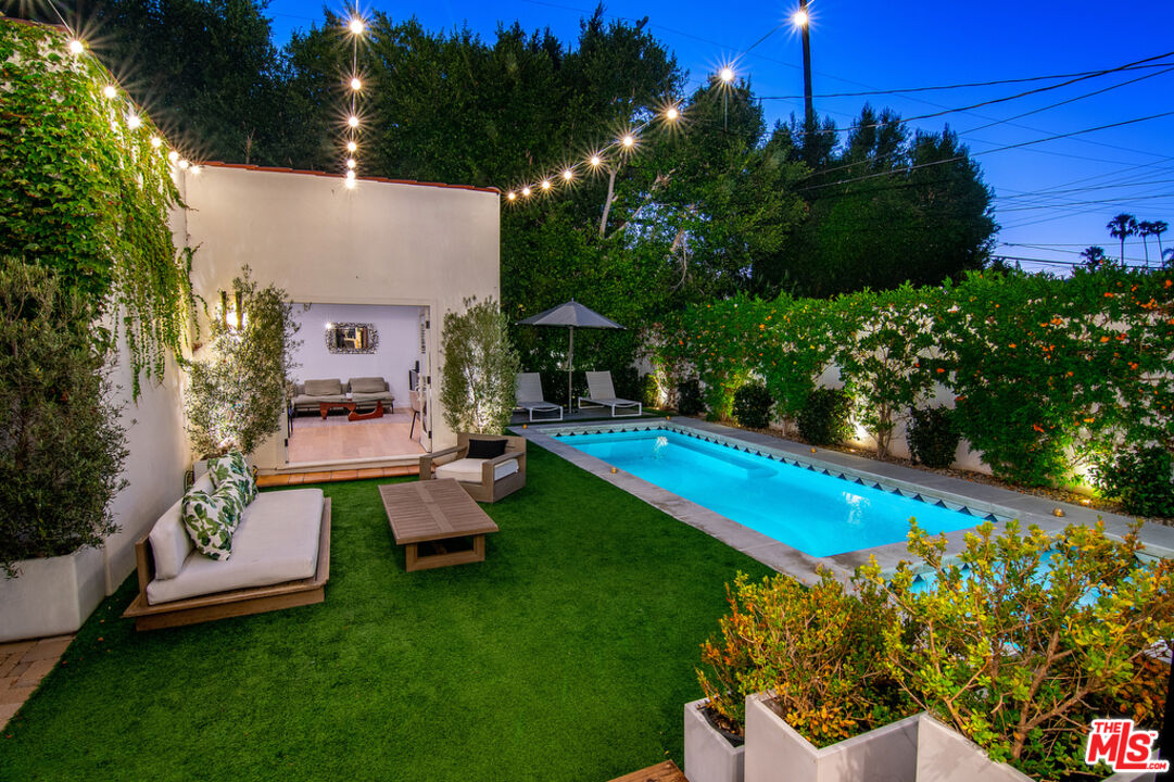 743 North June Street Los Angeles, CA 90038 - Photo 30 of 38 a garden view with a seating space