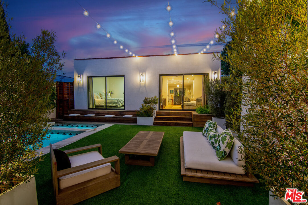 743 North June Street Los Angeles, CA 90038 - Photo 33 of 38 a view of a patio with chairs and a table