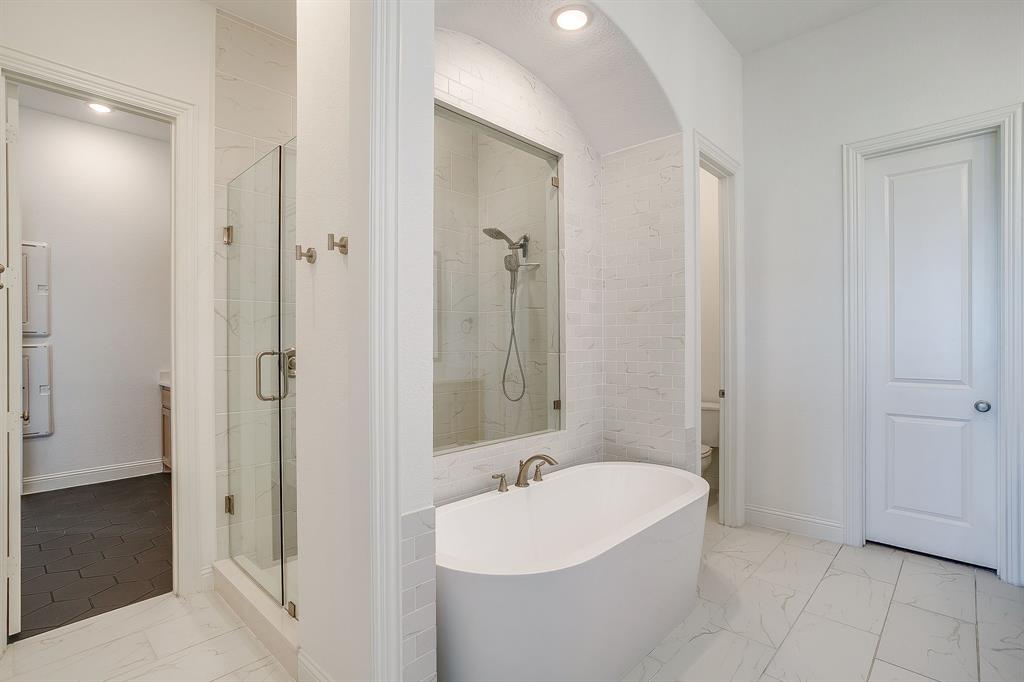 14328 Capridge Road Fort Worth, TX 76008 - Photo 13 of 39 a bathroom with a bathtub and a sink