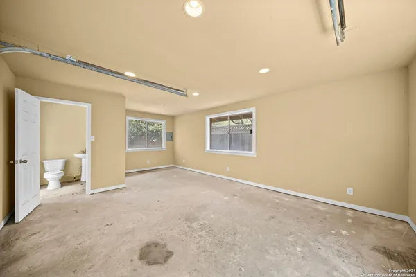 $2,900 | 202 Donella Drive, San Antonio, TX 78232