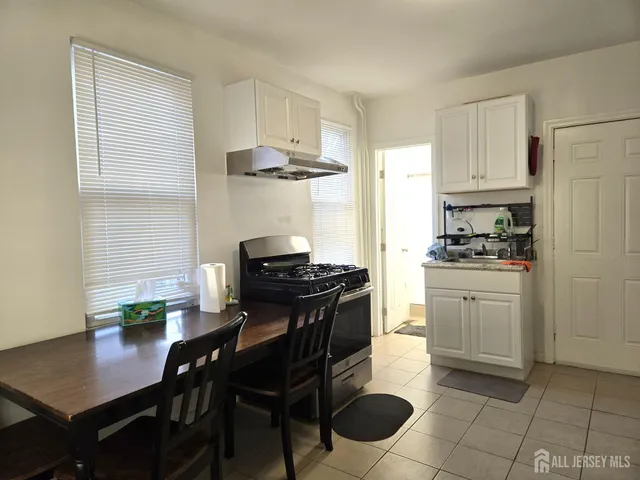 $1,660 | 54 Harvey Street, Unit 1, New Brunswick, NJ 08901