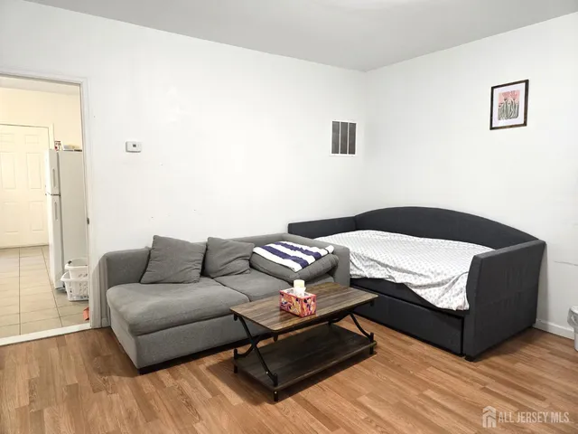 $1,660 | 54 Harvey Street, Unit 1, New Brunswick, NJ 08901