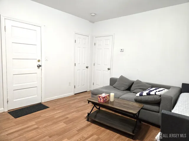 $1,660 | 54 Harvey Street, Unit 1, New Brunswick, NJ 08901