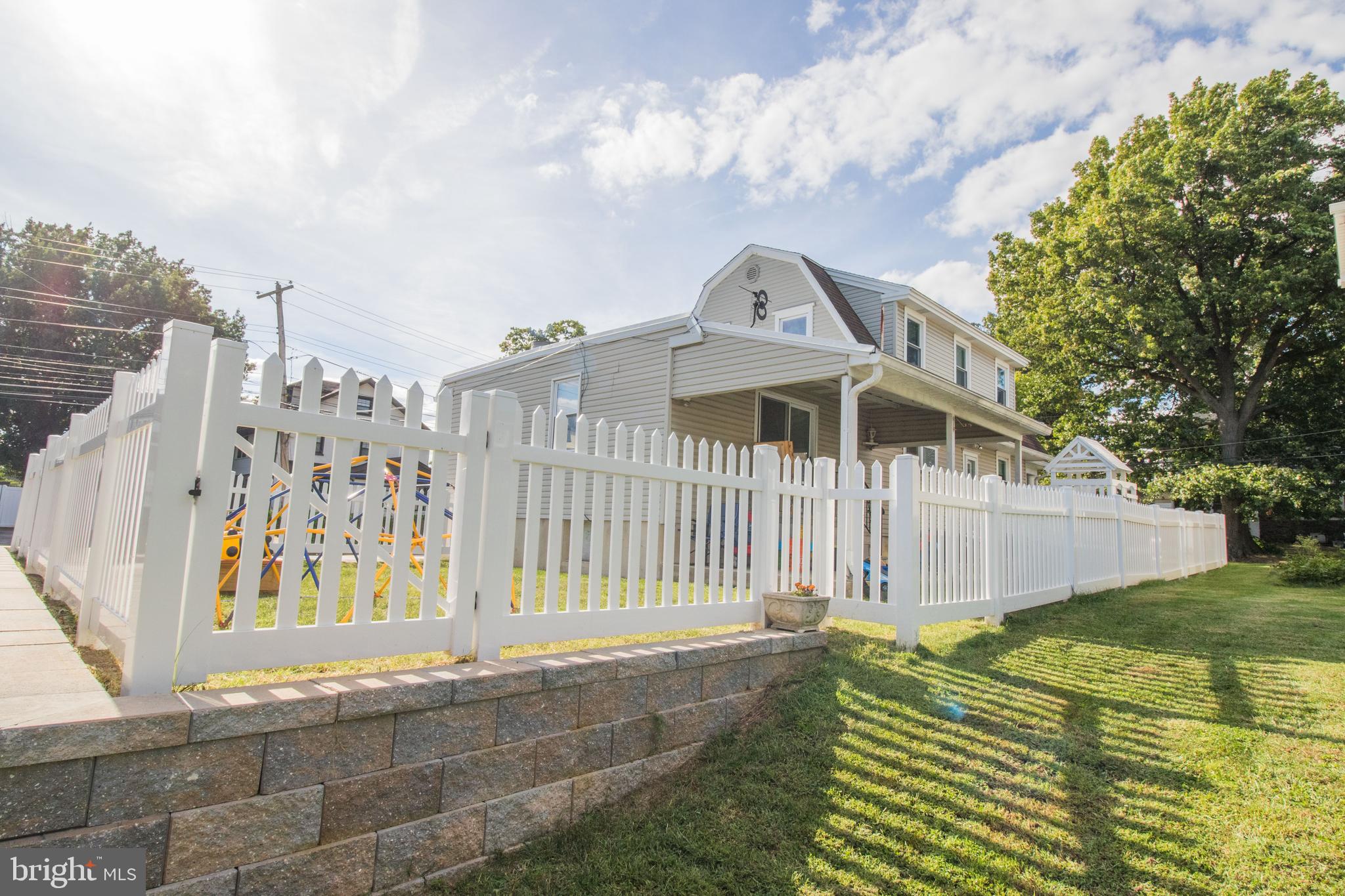 34 Delaware Avenue Ridley Park, PA 19078 - Photo 12 of 41 Vinyl Fencing & Retaining Wall