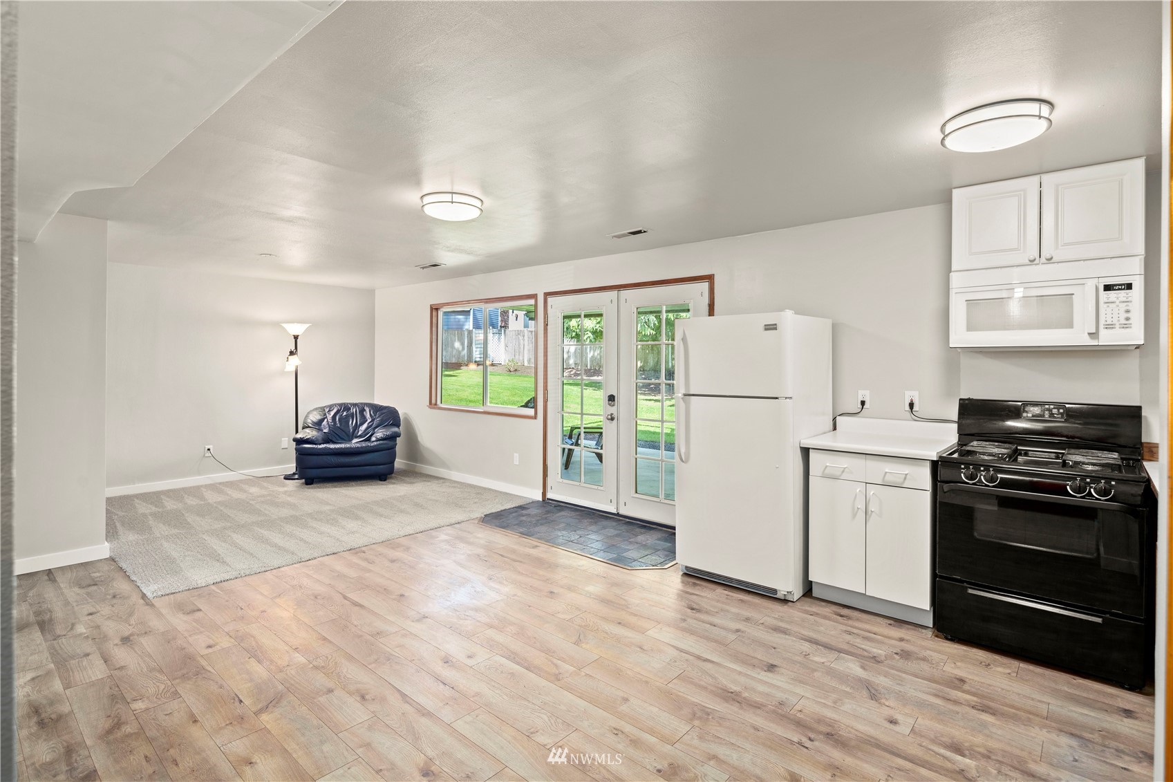 22613 Meridian Avenue South Bothell, WA 98021 - Photo 19 of 39 a kitchen with a stove a refrigerator and a stove