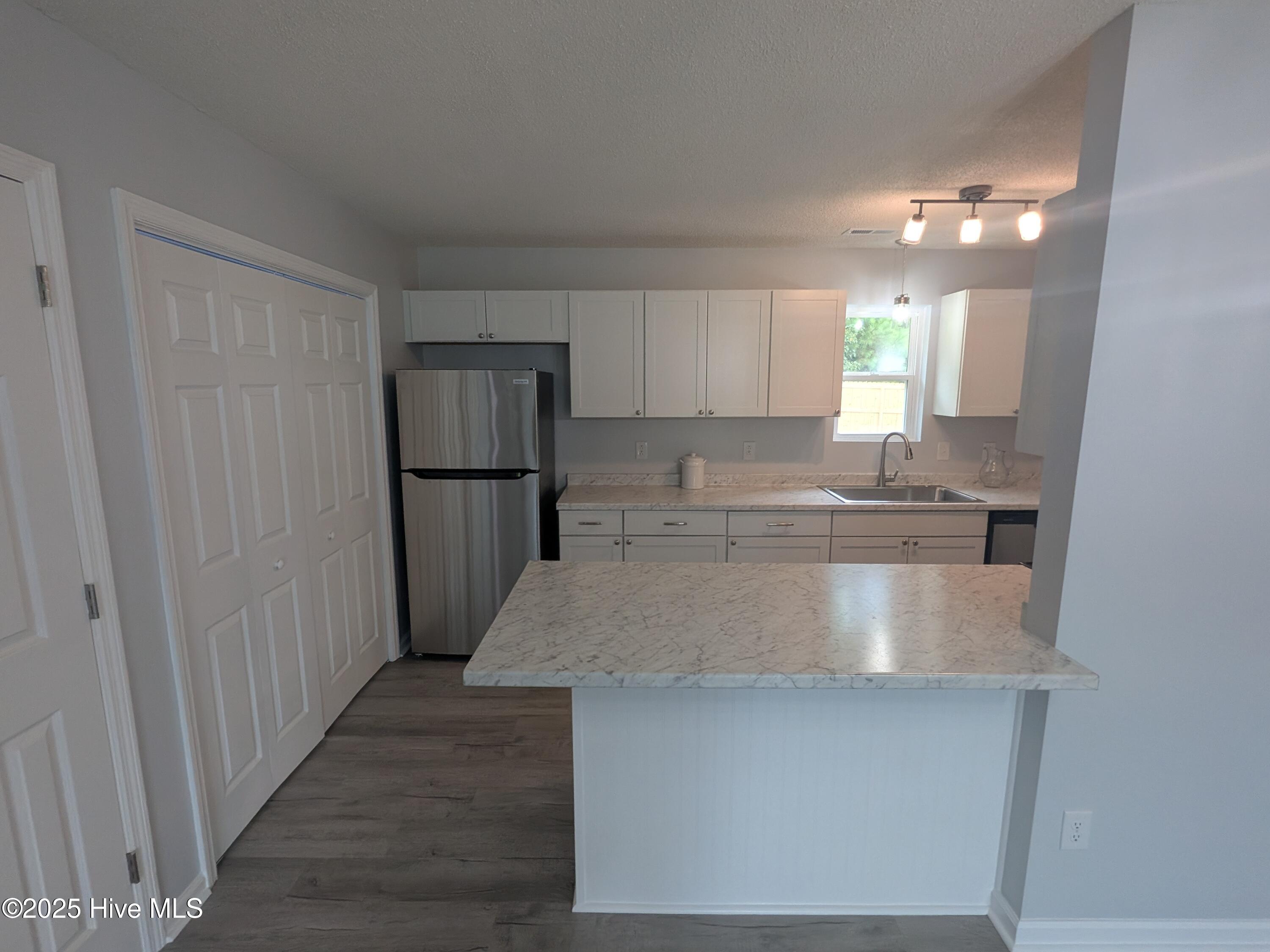 104 Falcon Crest Road Jacksonville, NC 28540 - Photo 6 of 17 Kitchen bar view