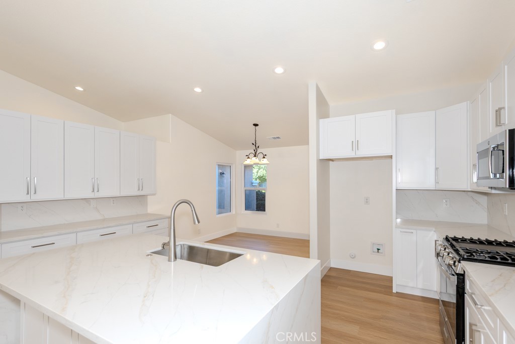 80675 Independence Avenue Indio, CA 92201 - Photo 8 of 72 Kitchen Island toward Breakfast Nook