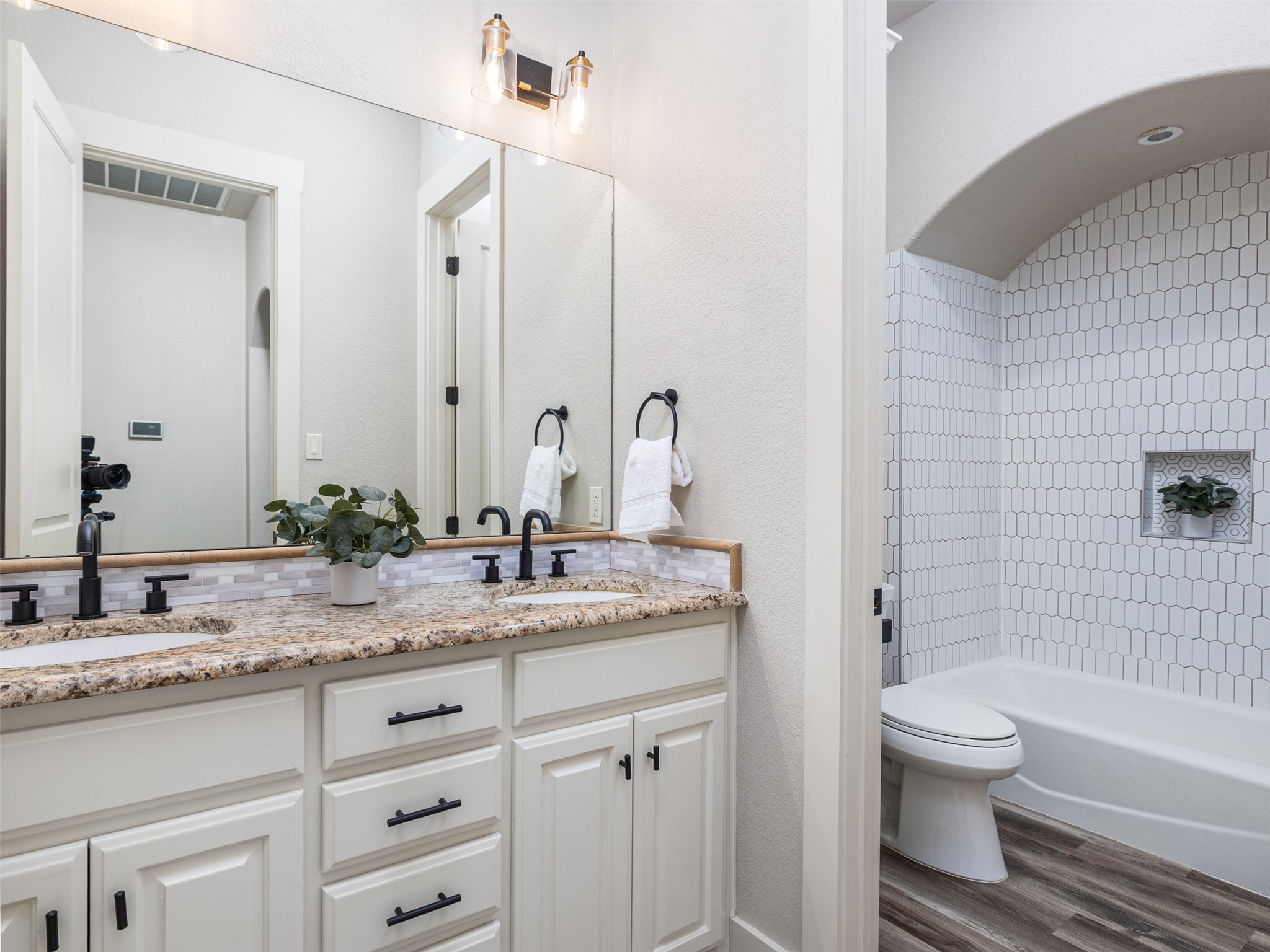 101 Aldea Street Georgetown, TX 78633 - Photo 20 of 40 The 3rd full bathroom in the home is located by two of the secondary bedrooms & has updated tile surround, lighting, paint and more.