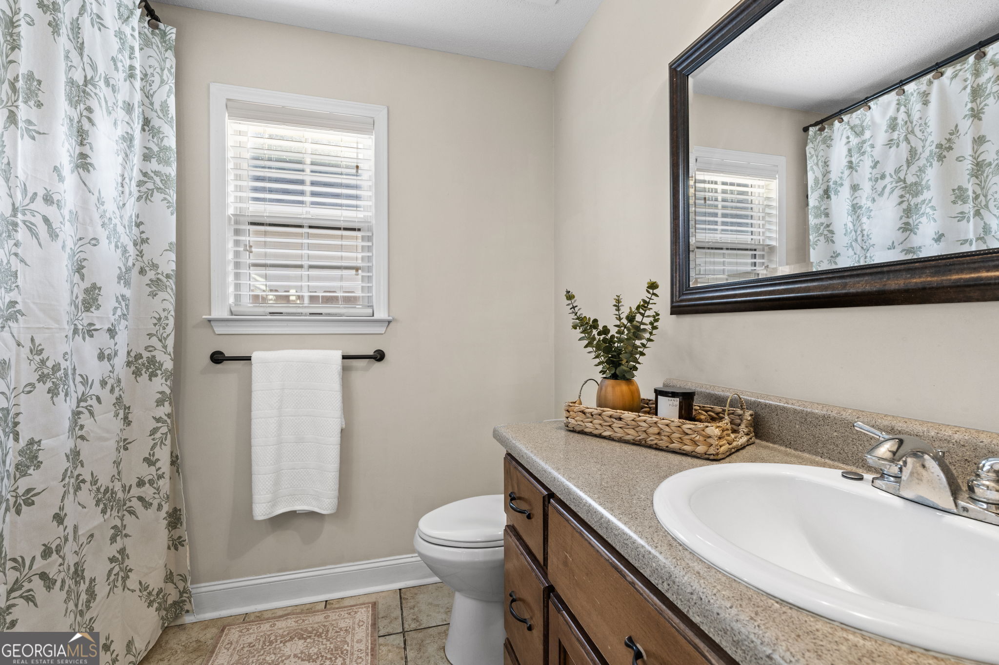 620 Amherst Street Kathleen, GA 31047 - Photo 18 of 31 a bathroom with a sink a toilet and mirror