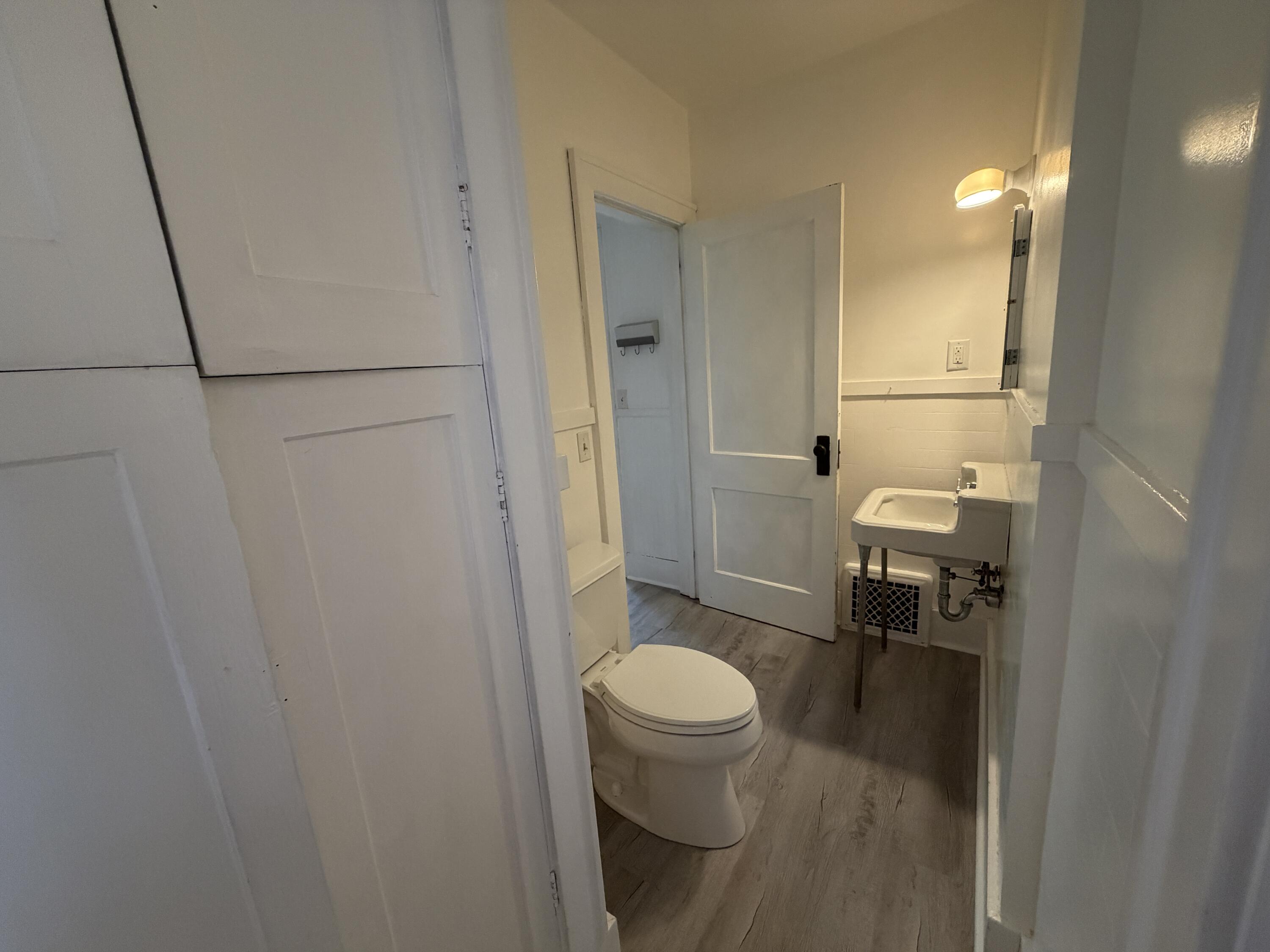 321 Inkster Avenue Kalamazoo, MI 49001 - Photo 23 of 48 Main Floor Bath