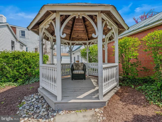 a view of a entrance gate of the house