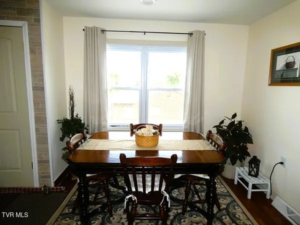 $194,900 | 855 Goolsby Street, Marion, VA 24354