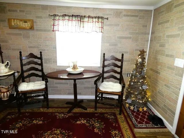 $194,900 | 855 Goolsby Street, Marion, VA 24354