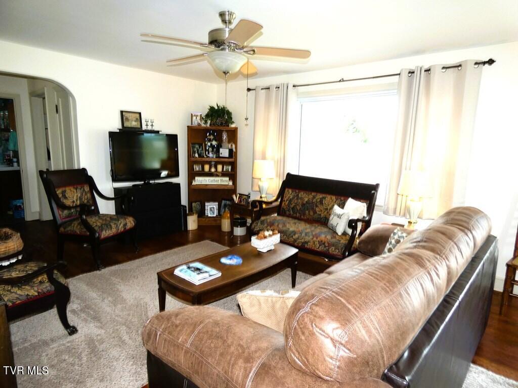 855 Goolsby Street Marion, VA 24354 - Photo 3 of 44 103451_15