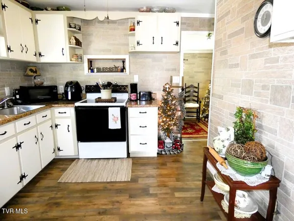 $194,900 | 855 Goolsby Street, Marion, VA 24354