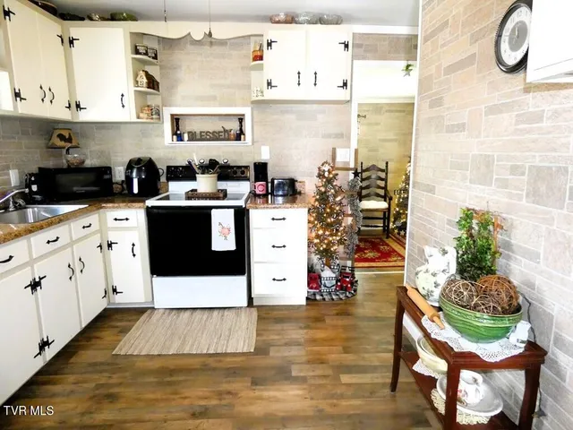 $194,900 | 855 Goolsby Street, Marion, VA 24354