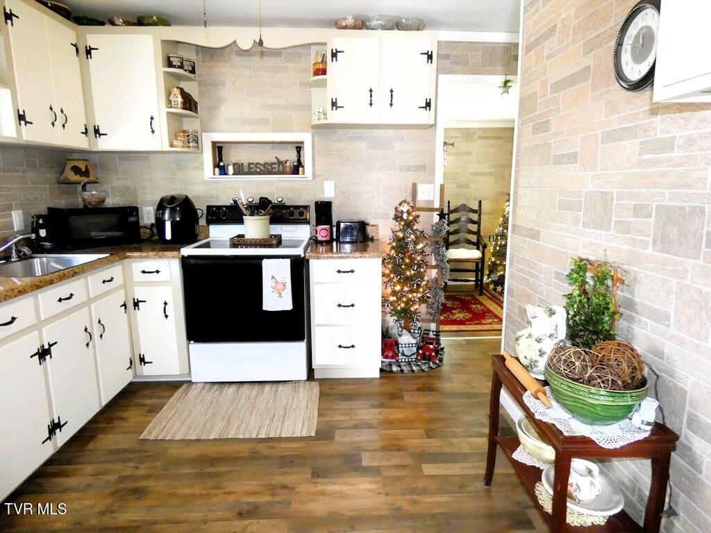 855 Goolsby Street Marion, VA 24354 - Photo 6 of 44 103451_13