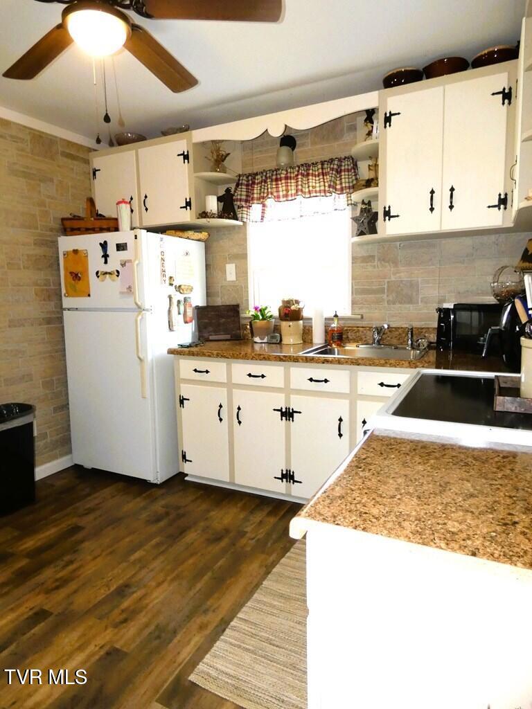 855 Goolsby Street Marion, VA 24354 - Photo 7 of 44 103451_11