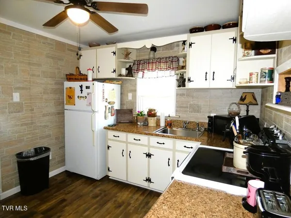 $194,900 | 855 Goolsby Street, Marion, VA 24354