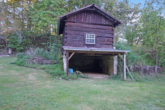 a view of a house with backyard and garden