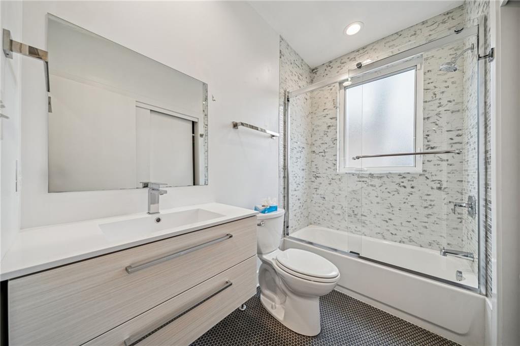 469 42nd Street Pittsburgh, PA 15201 - Photo 17 of 34 a bathroom with a toilet a sink and bathtub
