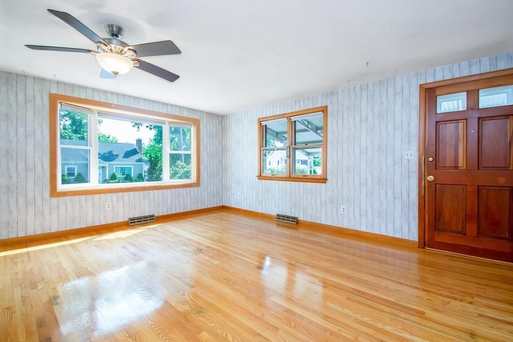 78 Agnes Street Springfield, MA 01118 - Photo 3 of 38
