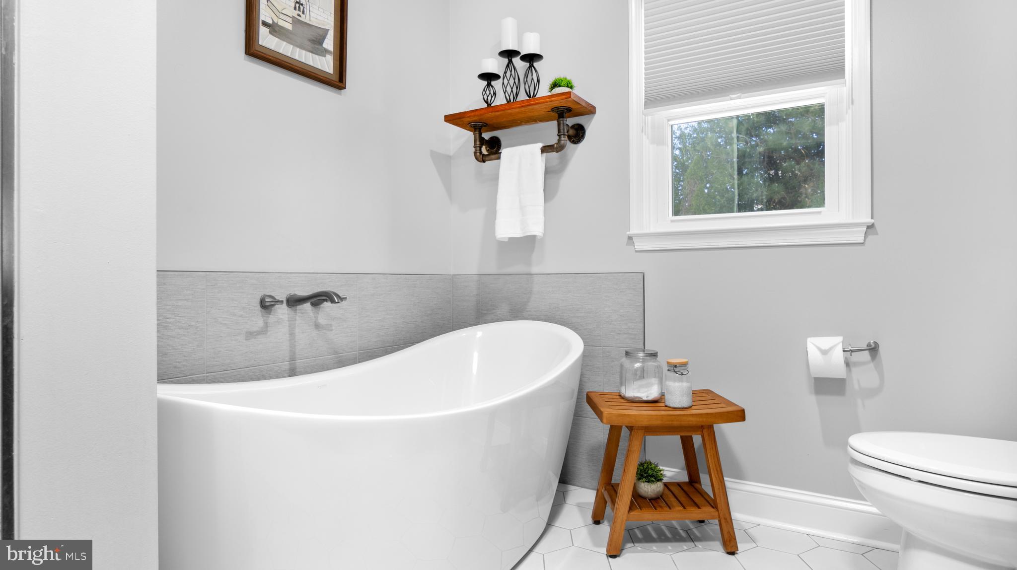 5505 Whitehall Road Cambridge, MD 21613 - Photo 23 of 44 a bathroom with a sink a toilet and a bathtub