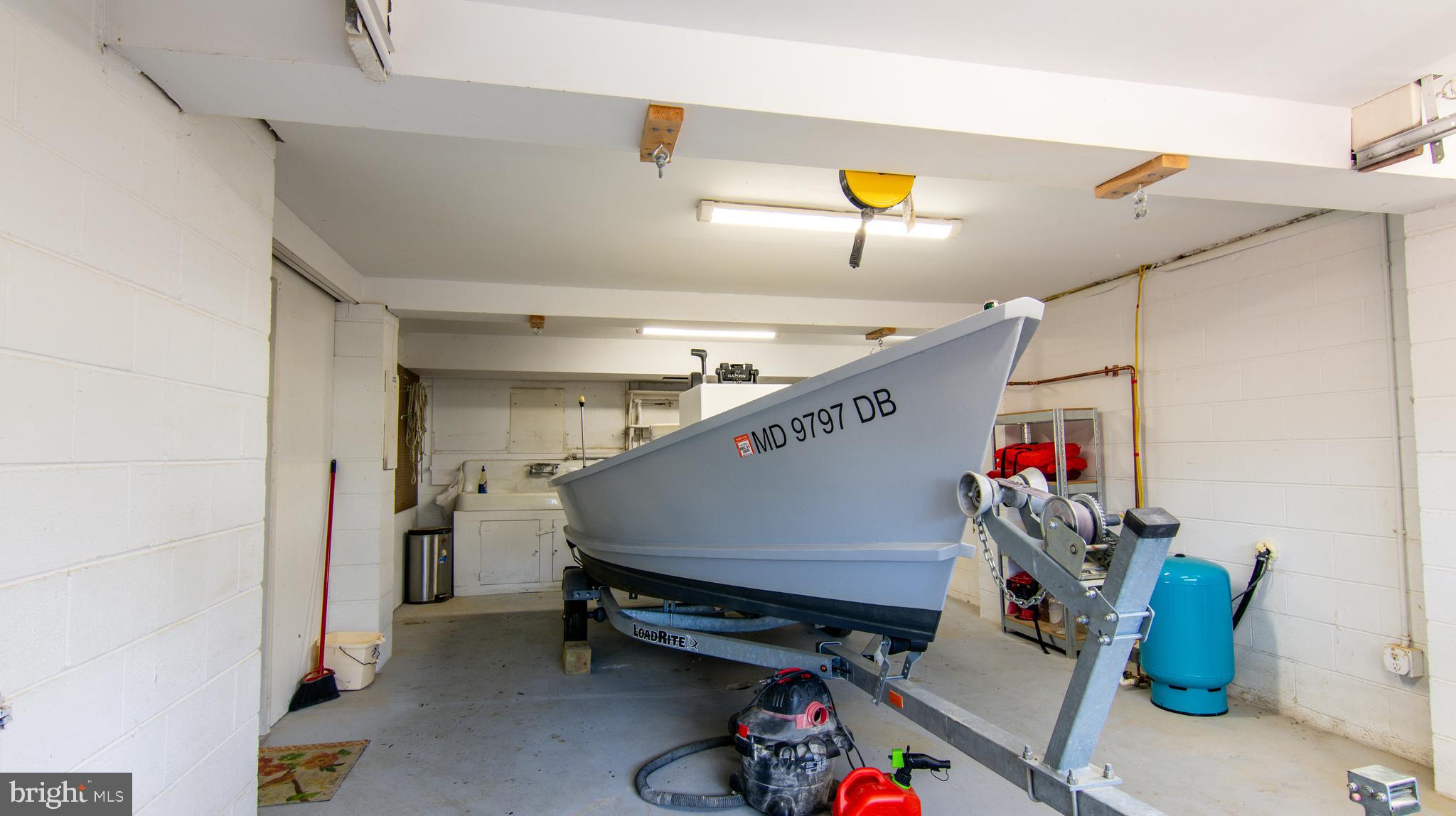 5505 Whitehall Road Cambridge, MD 21613 - Photo 42 of 44 a room with furniture and white walls