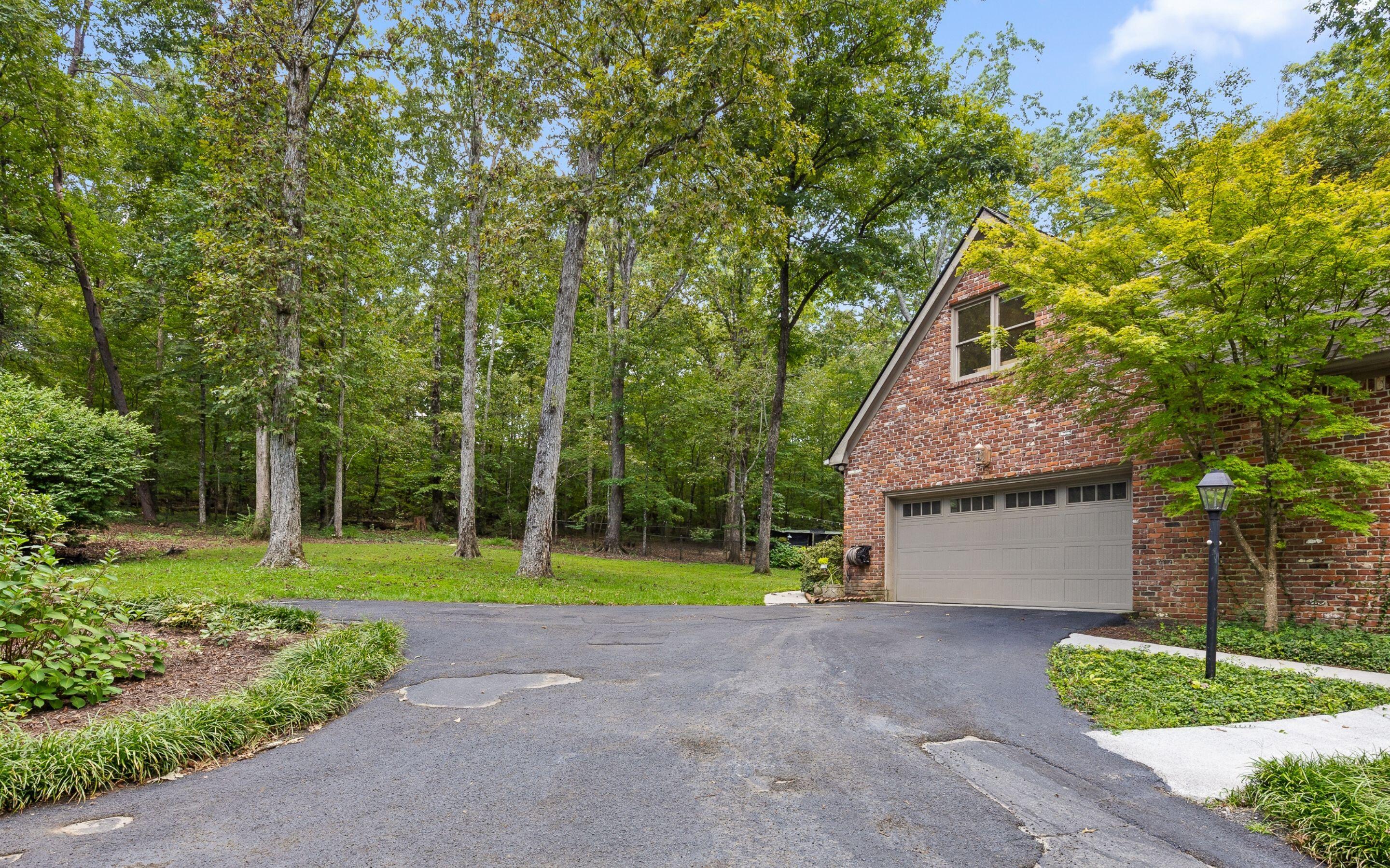 403 Dunsinane Road Signal Mountain, TN 37377 - Photo 42 of 51 Driveway