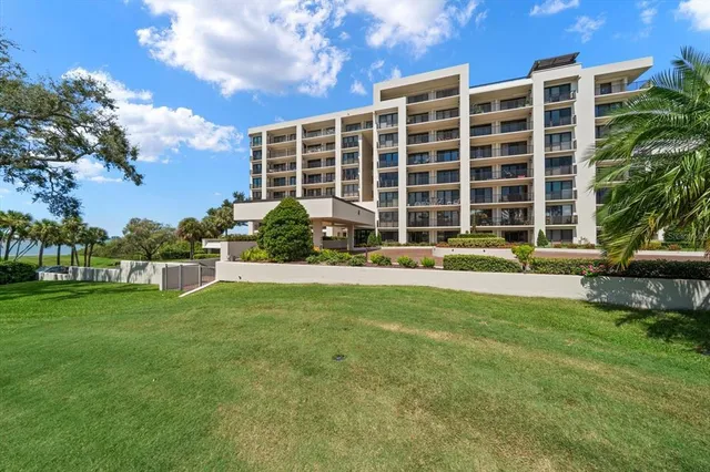 $648,000 | 4 Belleview Boulevard, Unit 106, Belleair, FL 33756