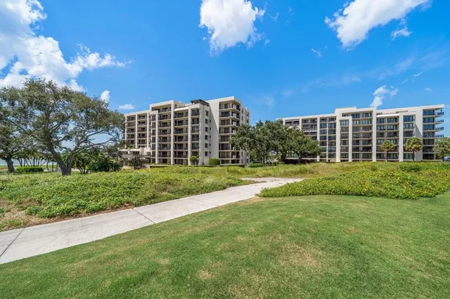 $648,000 | 4 Belleview Boulevard, Unit 106, Belleair, FL 33756