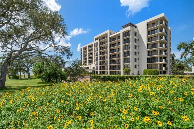 $648,000 | 4 Belleview Boulevard, Unit 106, Belleair, FL 33756
