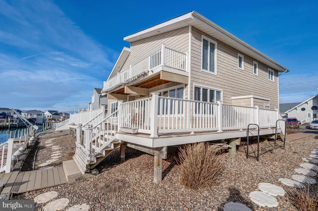 a view of a house with backyard and deck