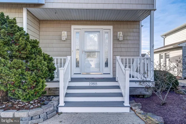 a view of entryway with a front door