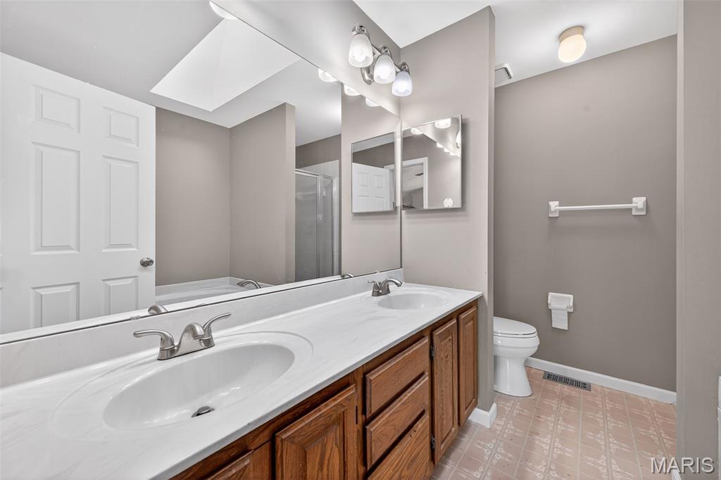 12725 Bennington Common Lane St. Louis, MO 63146 - Photo 9 of 21