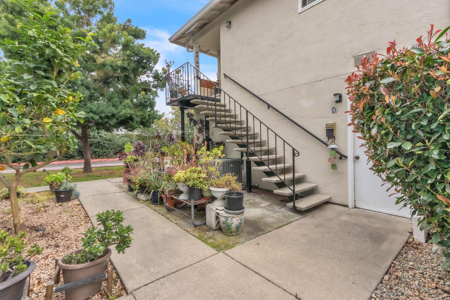 1369 Del Rio Circle, Unit D Concord, CA 94518 - Photo 4 of 21 a view of a chairs and table in a patio