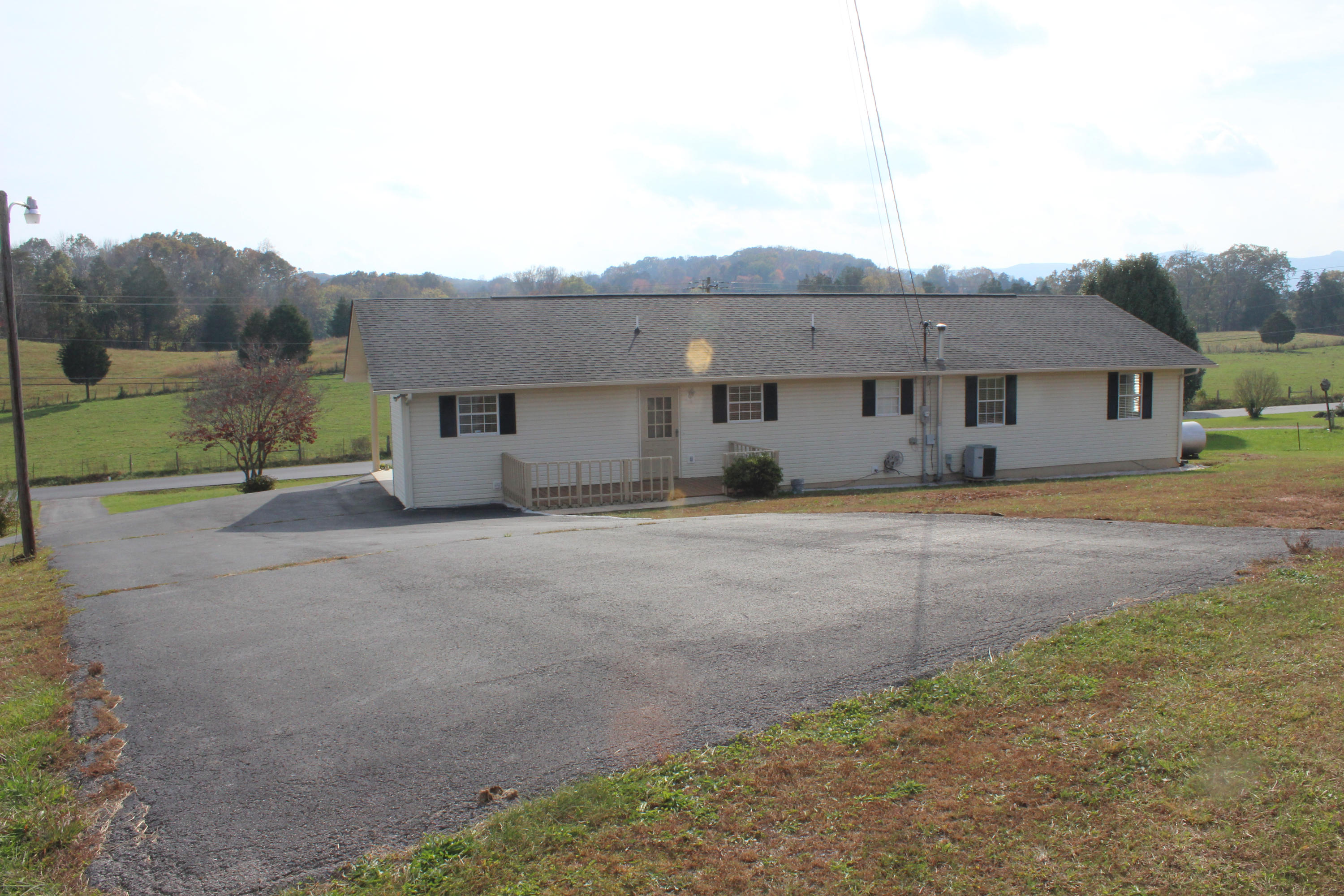 1216 Towe String Road Jacksboro, TN 37757 - Photo 9 of 32 IMG_6531