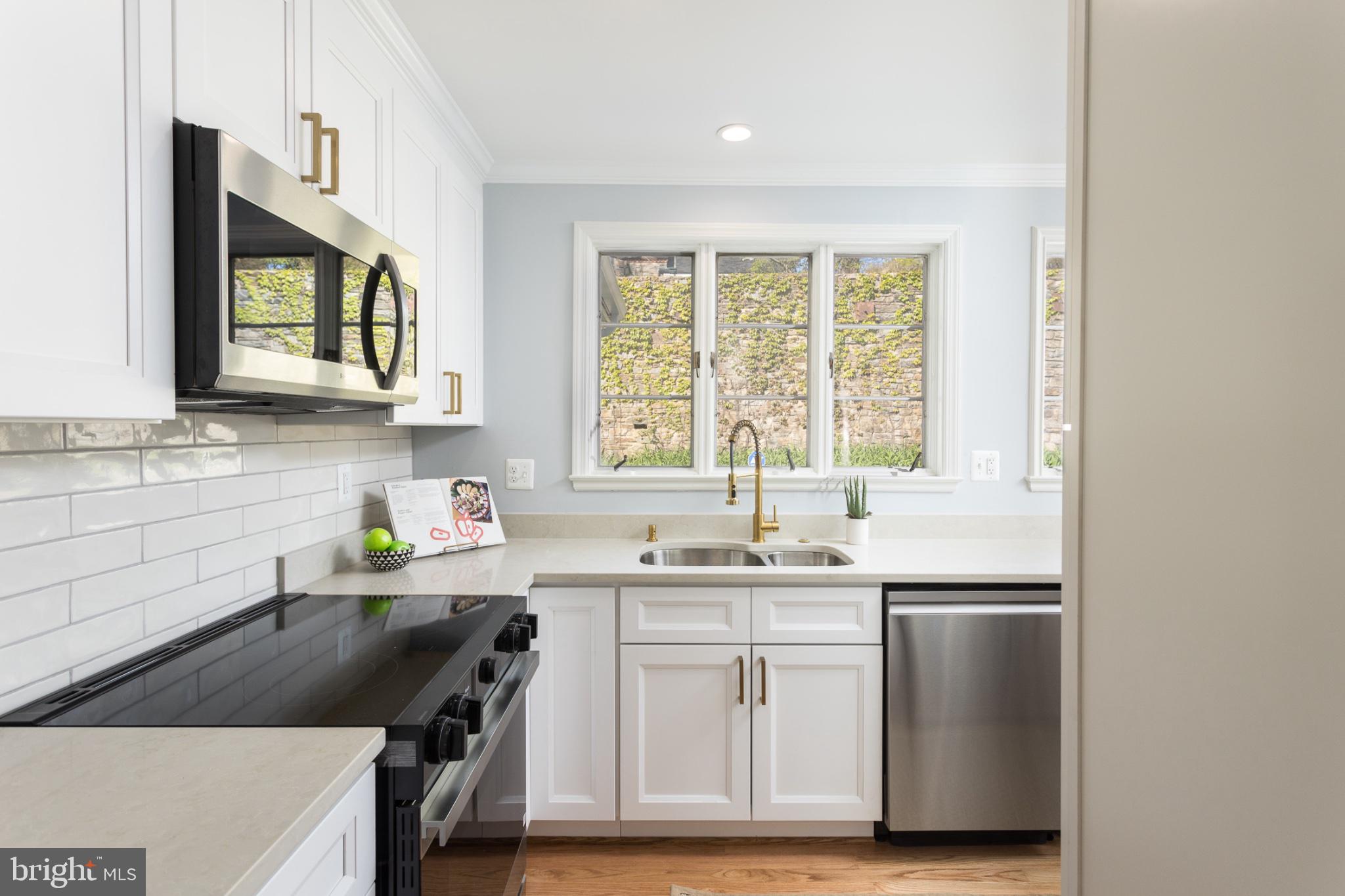 412 Aigburth Road Baltimore, MD 21286 - Photo 5 of 29 Bright and modern kitchen oasis.