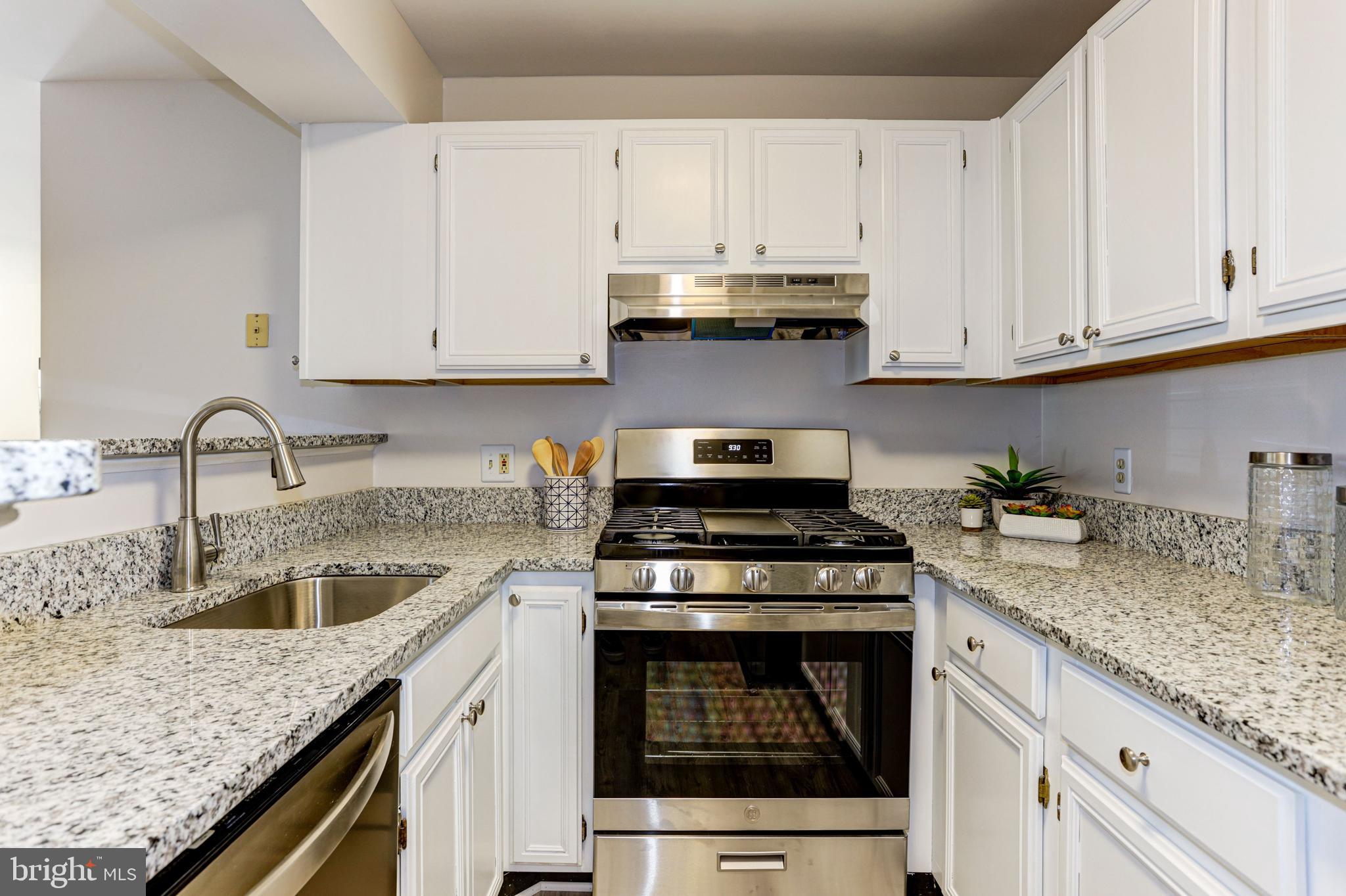 6832 Hayley Ridge Way, Unit O Baltimore, MD 21209 - Photo 15 of 28 Eat-in Kitchen
