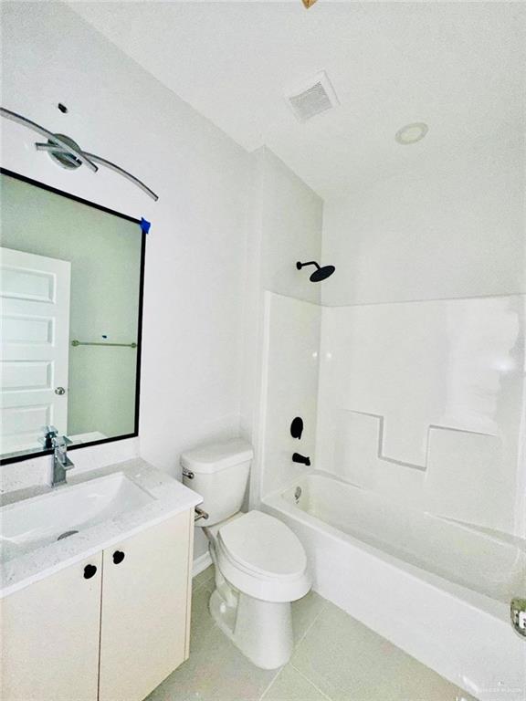 4225 Heron Avenue McAllen, TX 78504 - Photo 15 of 22 a bathroom with a toilet a sink a mirror and bathtub