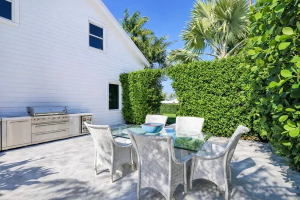 $1,990,000 | 8389 Southeast Woodcrest Place, Hobe Sound, FL 33455