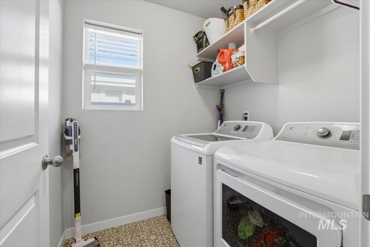 16682 Loggia Avenue Caldwell, ID 83607 - Photo 20 of 46 Laundry area with separate washer and dryer and a textured wall