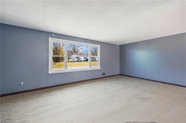 $259,900 | 40 Tradewind Drive, Irondequoit, NY 14617