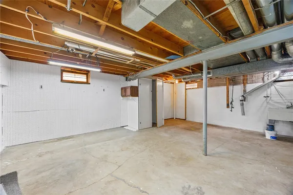 $259,900 | 40 Tradewind Drive, Irondequoit, NY 14617