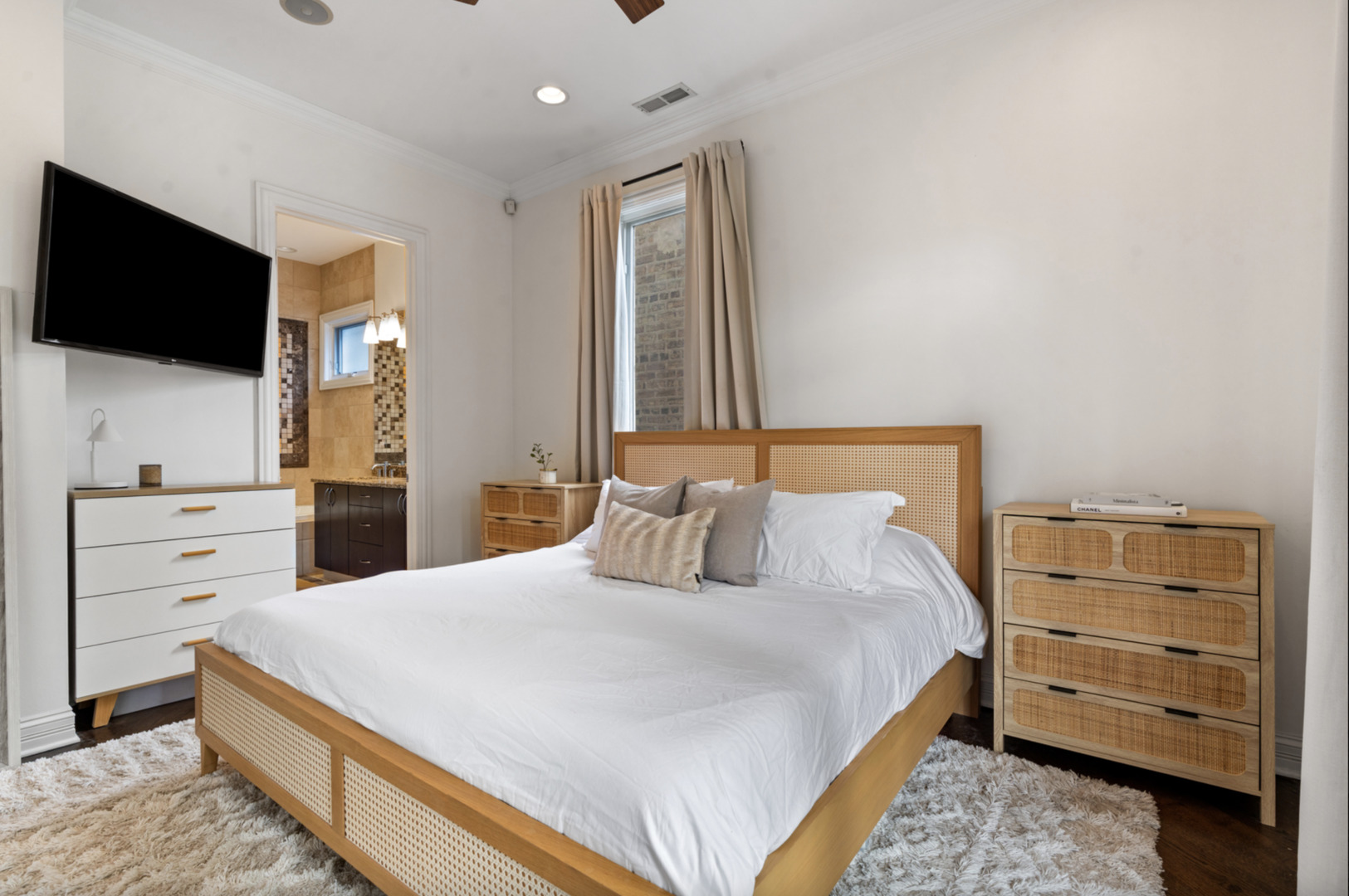 1131 West Addison Street, Unit 2 Chicago, IL 60613 - Photo 12 of 24 Gallery Image 12