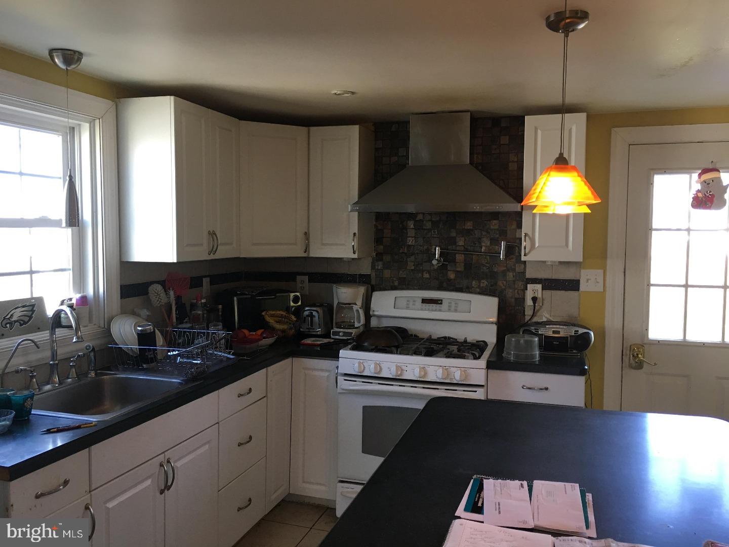 210 Rutledge Avenue Folsom, PA 19033 - Photo 3 of 16 Gallery Image 3