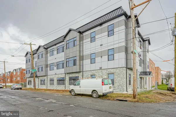 a white building that has a lots of windows