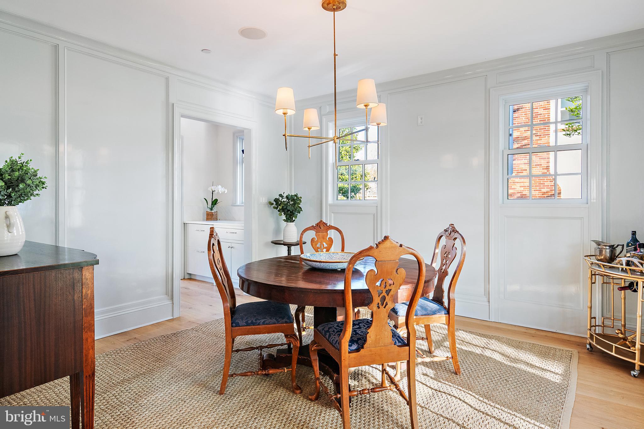 313 Washington Street Annapolis, MD 21403 - Photo 19 of 114 a dining room with furniture and window